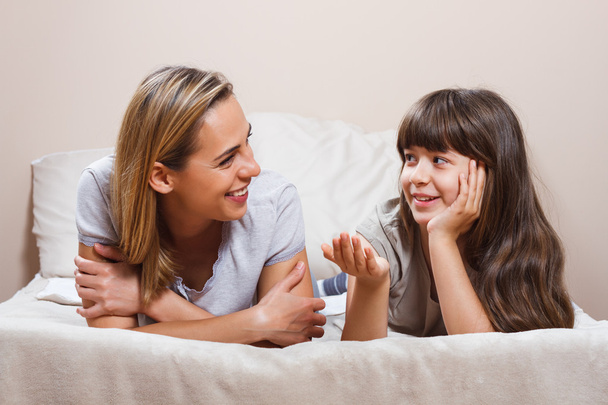 mother and daughter talking on bed - Foto, Imagen