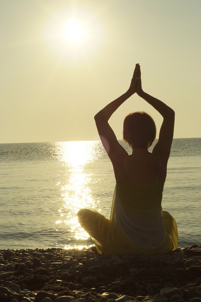 žena cvičí jógu na pláži - Fotografie, Obrázek