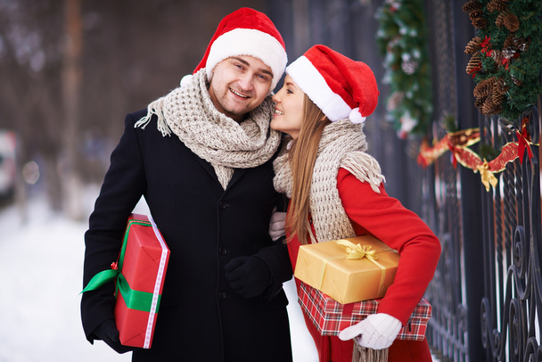 Karácsonyi pár mutatja be a szabadban - Fotó, kép