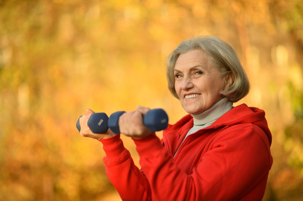 fit Senior woman exercising - Zdjęcie, obraz