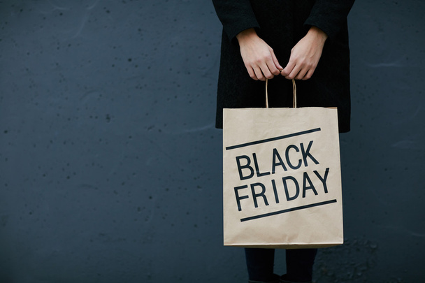 woman  holding paperbag with  Black Friday - Foto, Bild