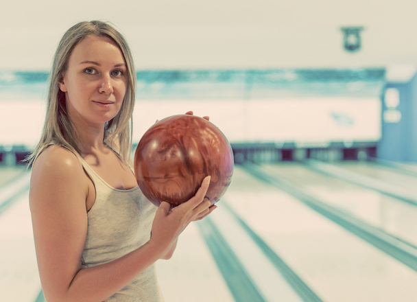 Hezká žena, držení míče v bowling Clubu. - Fotografie, Obrázek