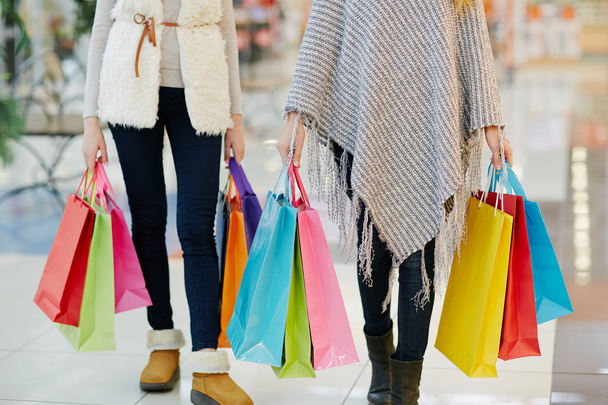 acheteurs avec des sacs en papier dans le centre commercial
 - Photo, image
