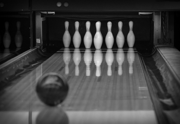 Bowling csapok a bowling klub. Fekete-fehér. - Fotó, kép