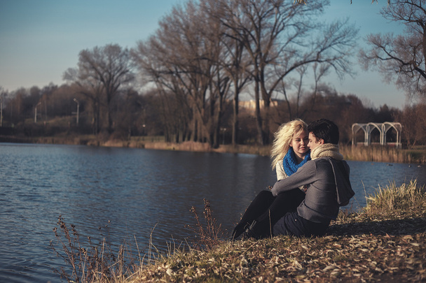 水の近くの公園にピクニックでロマンチックなカップルは恋人 - 写真・画像