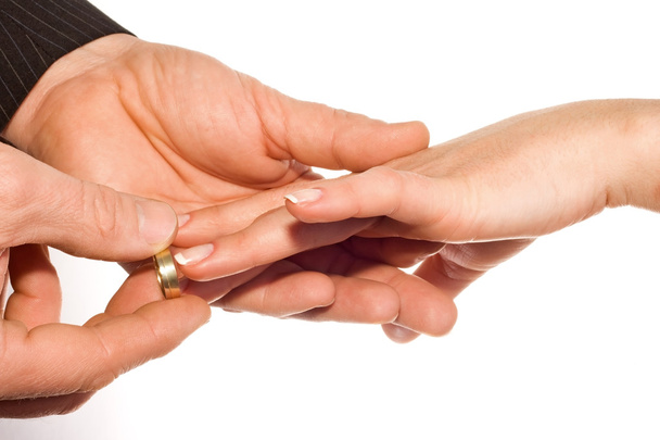 Hombre poniendo anillo de bodas en el dedo de la novia
 - Foto, Imagen
