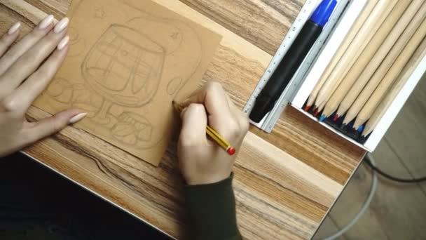 Elämäntapa: kädet nuori kaunis tyttö freelance taiteilija piirros ja piirustus ruoka kuvitus kraftpaper, työskentelevät kotoa. Ylhäältä alas ammuttu, käsikäyttöinen, hidastettu 60 fps
. - Materiaali, video