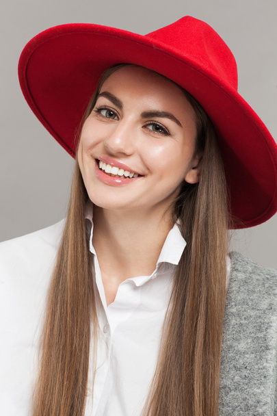young girl in red hat posing - Fotografie, Obrázek