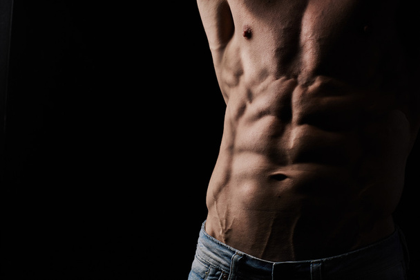 Oberkörper eines jungen muskulösen Mannes - Foto, Bild