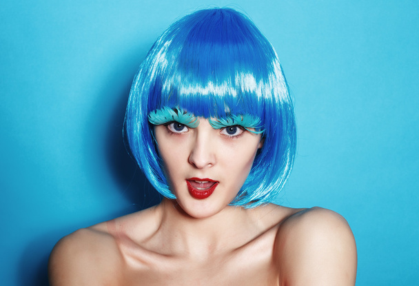 Seksowna tancerka dziewczyna niebieski perukę włosów w studio portret - Zdjęcie, obraz