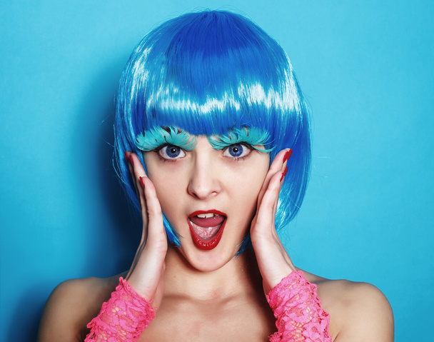 sexy Tänzerin im blauen Perückenhaar im Studioporträt - Foto, Bild