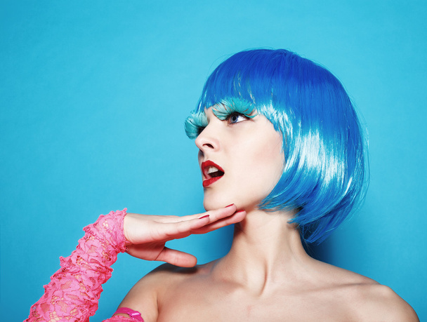 Seksi dansçı kız mavi peruk saç stüdyo portre - Fotoğraf, Görsel