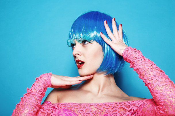 Sexy danseuse fille dans les cheveux perruque bleue dans le portrait studio
 - Photo, image