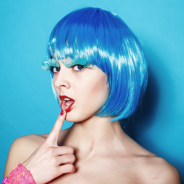 Σέξι χορεύτρια κορίτσι στην τρίχα περούκα μπλε στο studio πορτρέτο - Φωτογραφία, εικόνα