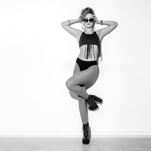 Glamour dancing girl in the studio black and white shot - Fotoğraf, Görsel