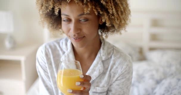 κορίτσι πίνει χυμό πορτοκάλι - Πλάνα, βίντεο
