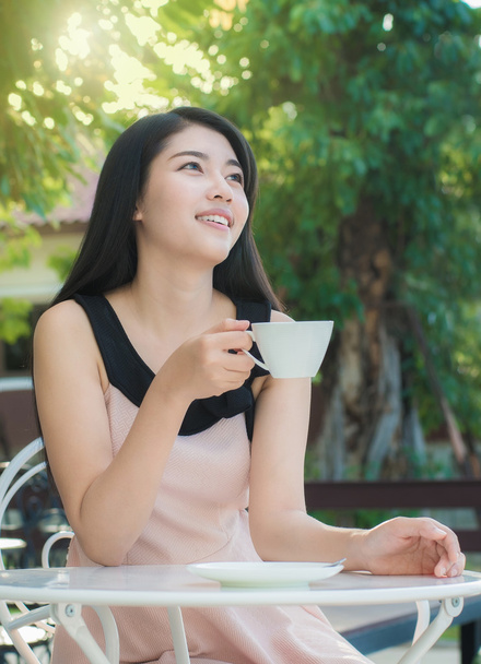 Asyalı kadın kahve içme. - Fotoğraf, Görsel
