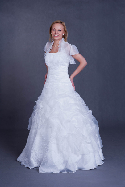 Young bride in wedding dress - Foto, afbeelding