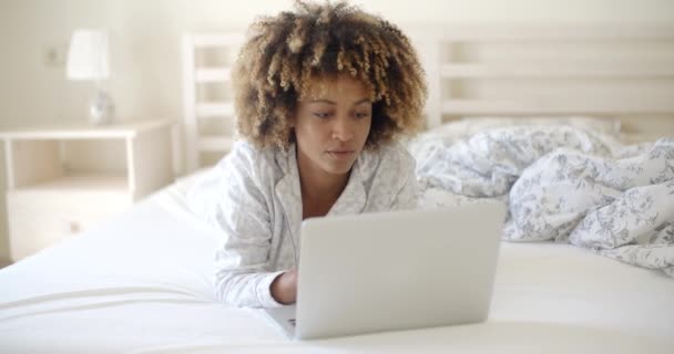 Kobieta korzystająca z laptopa na łóżku - Materiał filmowy, wideo
