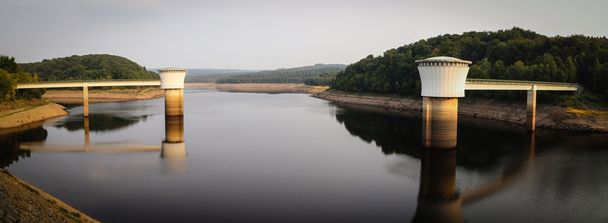 Плотина Гилеппе с электрическими турбинами на озере
 - Фото, изображение