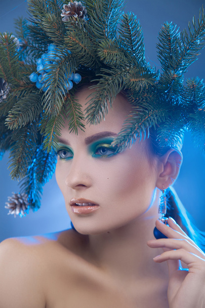Christmas portrait of fashionable young woman with xmas wreath o - Zdjęcie, obraz