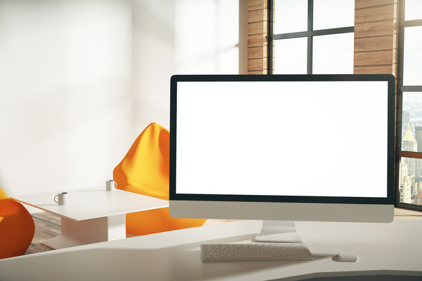 Prázdné bílé obrazovky na stůl v moderní kancelářské, m - Fotografie, Obrázek