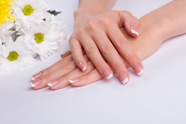 Mooie Franse manicure met wit daisies. - Foto, afbeelding