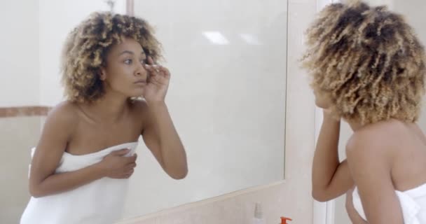 Mädchen nach Dusche im Badezimmer - Filmmaterial, Video