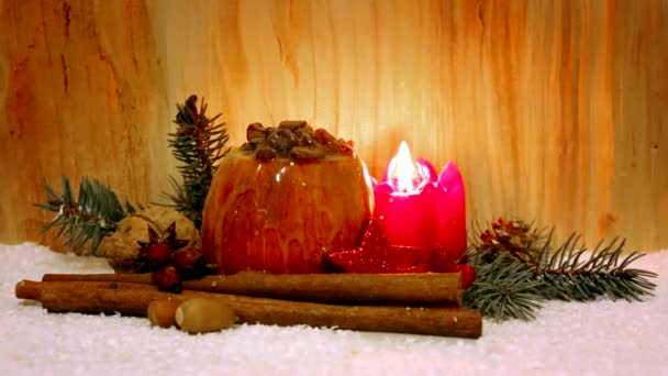 木製の背景にクリスマスの装飾と焼きリンゴ. - 映像、動画