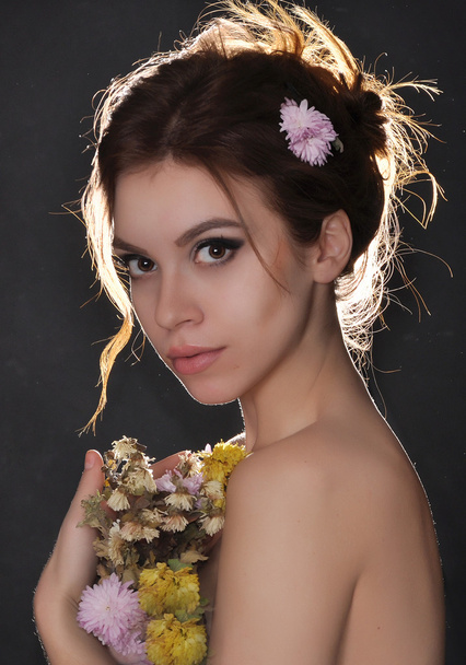 Dziewczyna z kwiatami jesieni - Zdjęcie, obraz