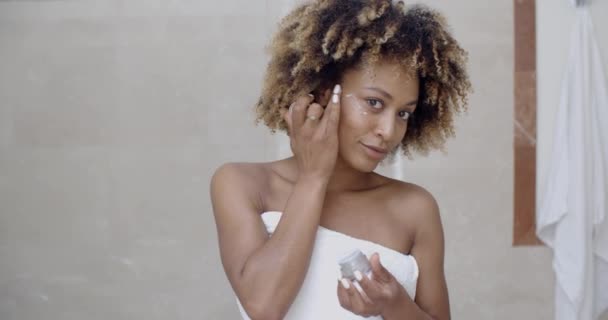 donna che applica crema sul viso dopo la doccia
 - Filmati, video