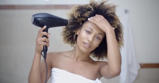 mulher segurando secador de cabelo e secando o cabelo
 - Filmagem, Vídeo