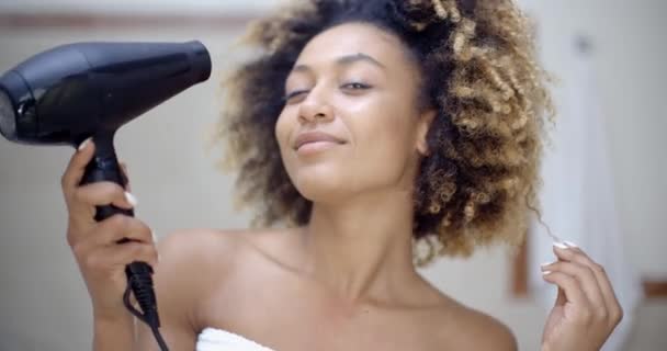 Mädchen trocknet Haare im Badezimmer - Filmmaterial, Video