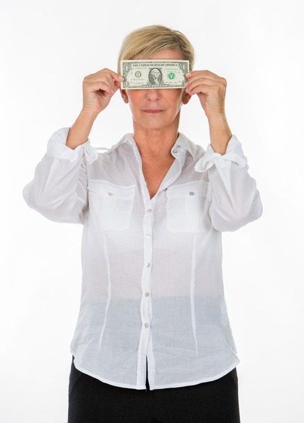 gözlerini kapsayan banknot tutan Yöneticisi kadın - Fotoğraf, Görsel