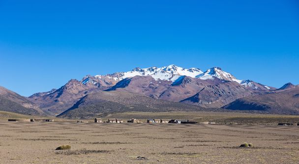 Kis falu, a pásztorok a láma, az Andok-hegység. Egy - Fotó, kép