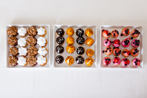 A petit four - small tartalet with strawberry, blueberry, chocol - 写真・画像