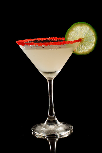 Key lime martini with red sugar - Foto, afbeelding