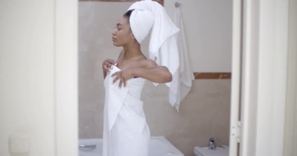 vrouw met handdoek op hoofd in badkamer - Video