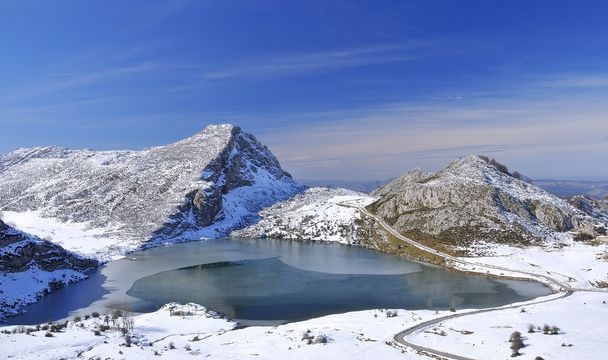 Enol-järvi, Asturia, Espanja
. - Valokuva, kuva