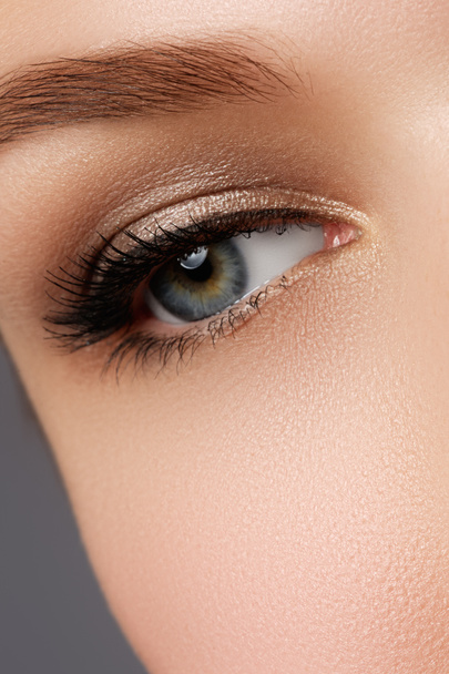 Macro shot del bellissimo occhio della donna con ciglia estremamente lunghe. Vista sexy, aspetto sensuale. Occhio femminile con ciglia lunghe - Foto, immagini