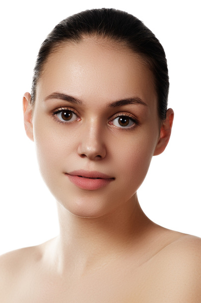 Maquilhagem e cosméticos. Retrato de close-up da bela mulher modelo rosto com pele limpa no fundo branco. Beleza natural da pele, pele macia limpa. Tratamento de Spa
 - Foto, Imagem