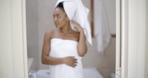 mujer envuelta en toallas
 - Metraje, vídeo