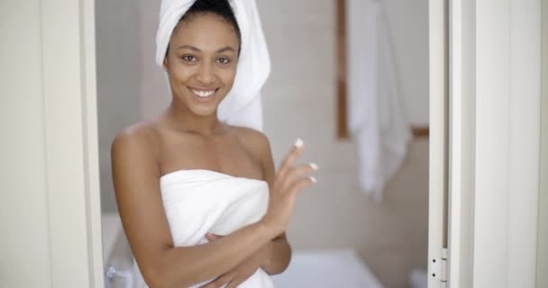 mulher envolto em toalhas
 - Filmagem, Vídeo