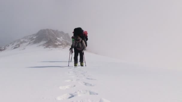 Ανεβαίνοντας το βουνό ορειβάτες περνούν - Πλάνα, βίντεο