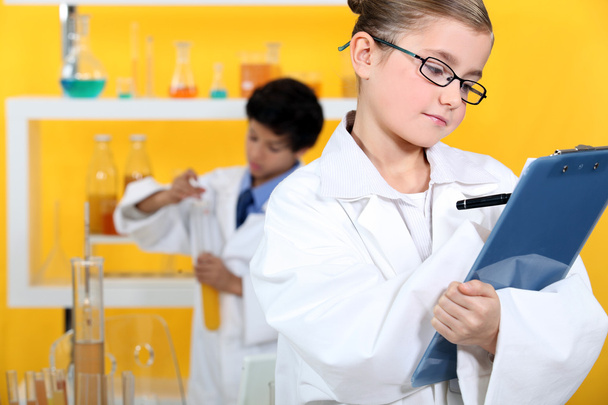 Two children working in a lab - 写真・画像