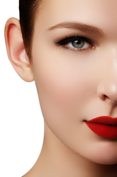 Retrato close-up de modelo jovem caucasiano sexy com maquiagem de lábios vermelhos glamour, maquiagem de seta para os olhos, tez de pureza. Pele limpa perfeita. Estilo de beleza retro
 - Foto, Imagem