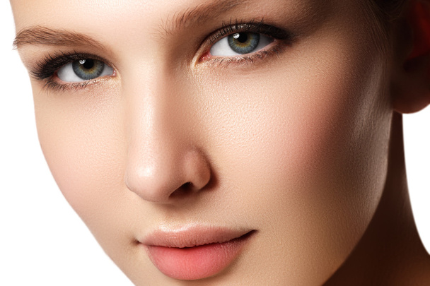 Make-up & kosmetiikka. Lähikuva muotokuva kaunis nainen malli kasvot puhdas iho valkoisella pohjalla. Luonnollinen ihonhoito kauneus, puhdas pehmeä iho. Kylpylähoito
 - Valokuva, kuva