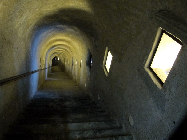 Túnel por escaleras que descienden a la oscuridad
 - Foto, Imagen