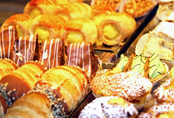 Pâtisseries et gâteaux aux briosches crème vanille et chocolat
 - Photo, image
