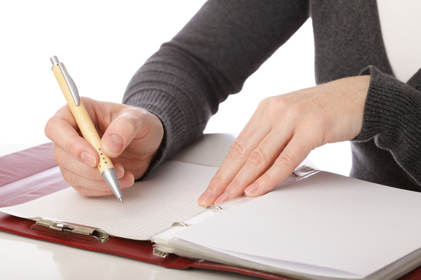 kobieta pisze pióra na papierze. na białym tle - Zdjęcie, obraz